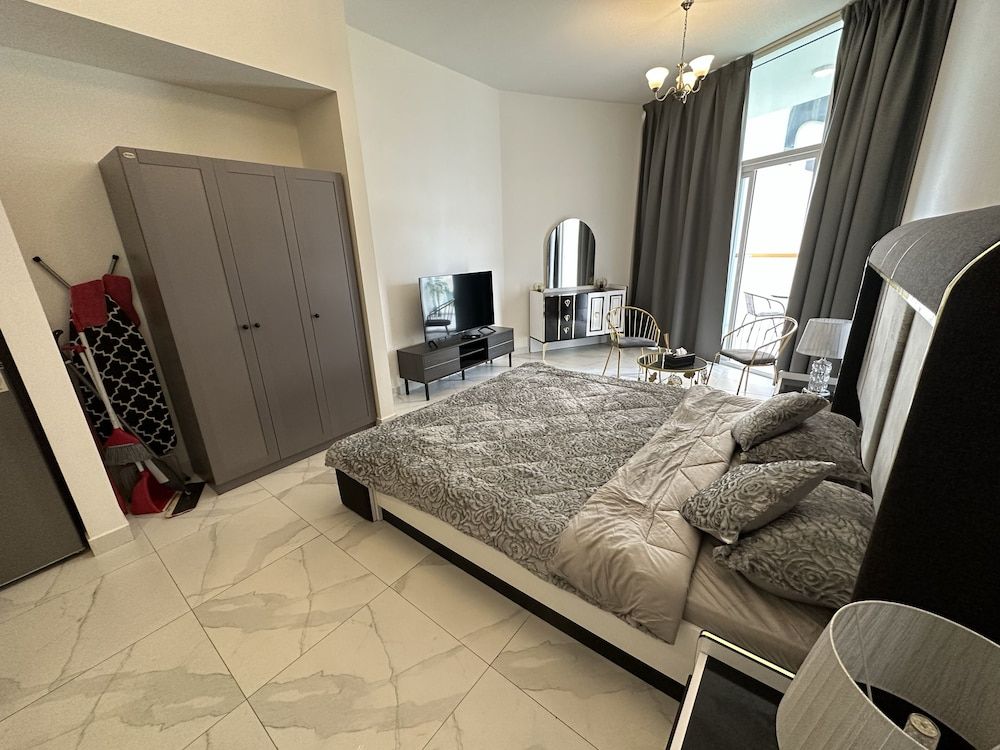 undefined Master Piece - Elegant Studio With Canal View in Business Bay 8