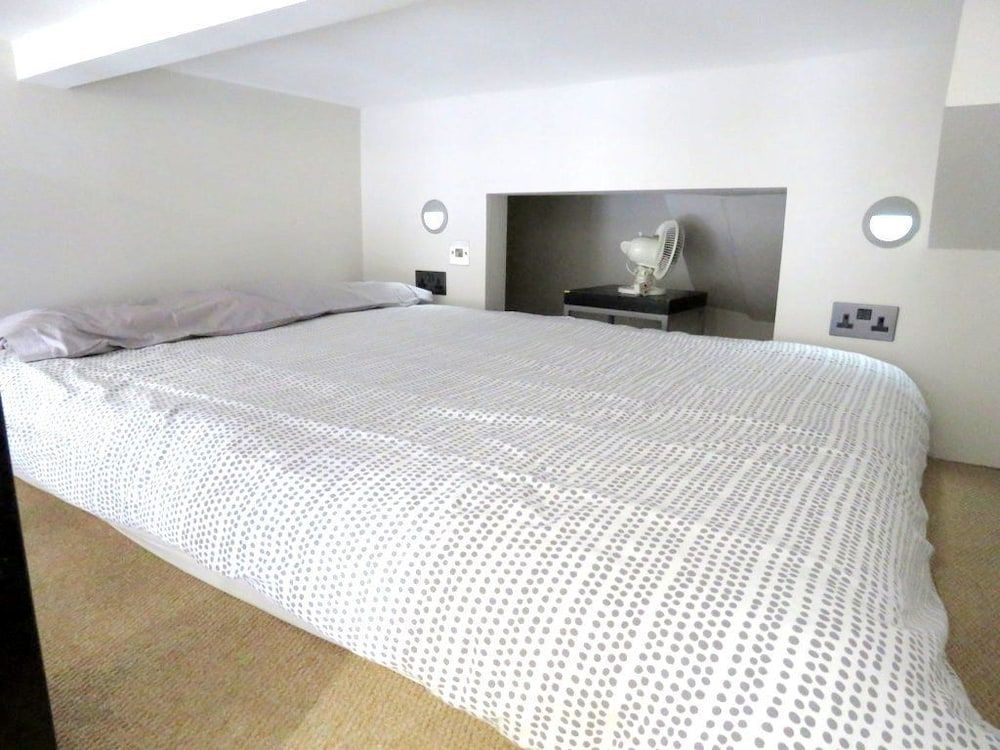 undefined 22 43 Clanricarde Gardens Studio