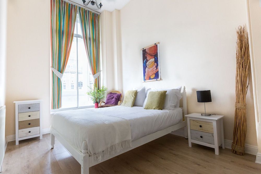 undefined Bright Two BR Period Apartment in Whitechapel 4