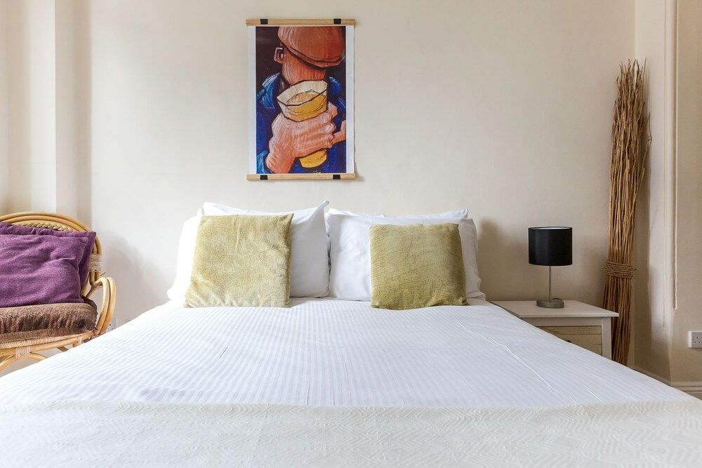 undefined Bright Two BR Period Apartment in Whitechapel 3