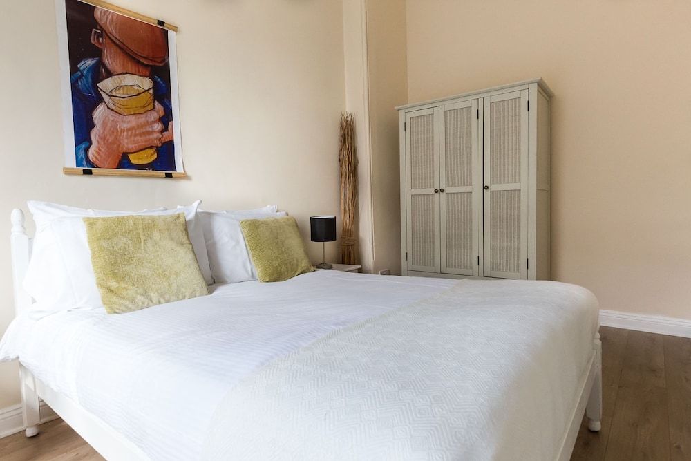 undefined Bright Two BR Period Apartment in Whitechapel 6