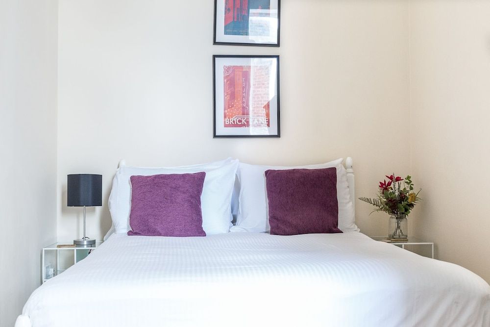 undefined Bright Two BR Period Apartment in Whitechapel 2