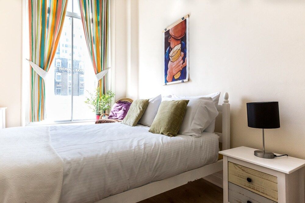 undefined Bright Two BR Period Apartment in Whitechapel 5