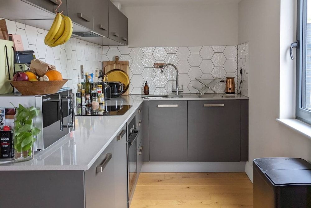 undefined Contemporary Open Plan 1 Bedroom Mezzanine Loft in Hackney 3