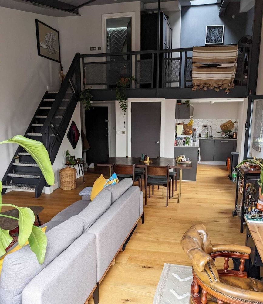 undefined Contemporary Open Plan 1 Bedroom Mezzanine Loft in Hackney 5