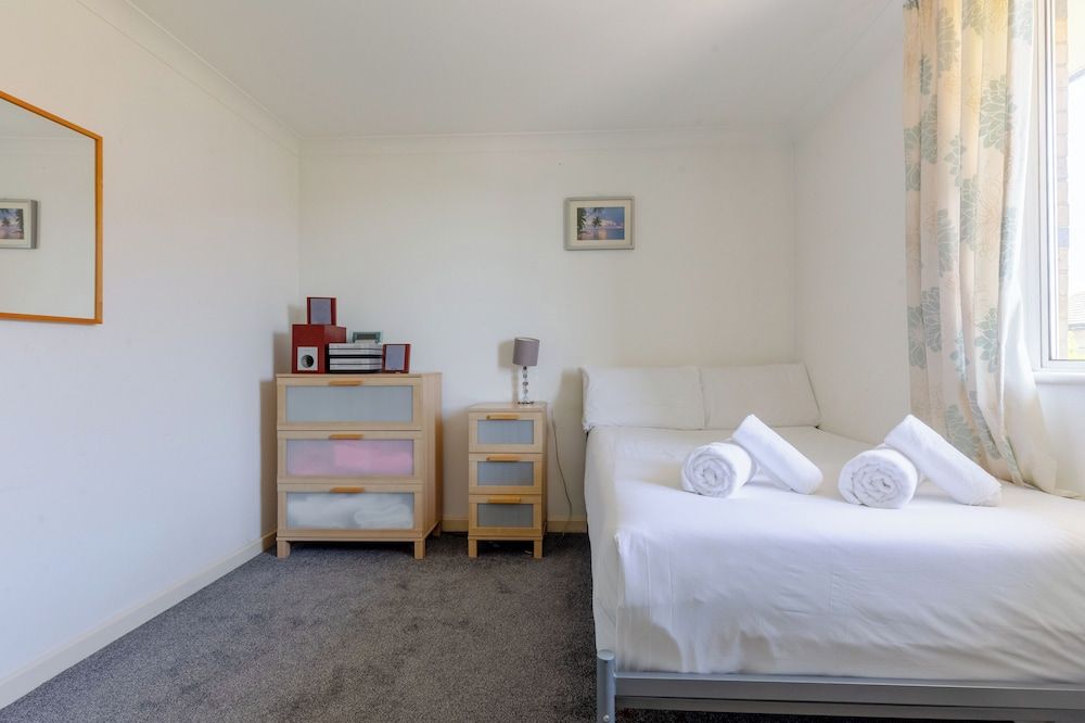 Homely 1 Bedroom Apartment in Beckton With Parking