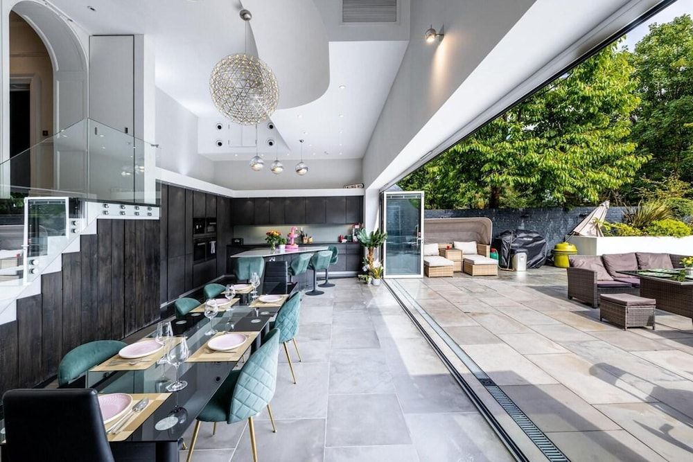 undefined Dream House London With ac, Gym, hot Tub, Cinema 6