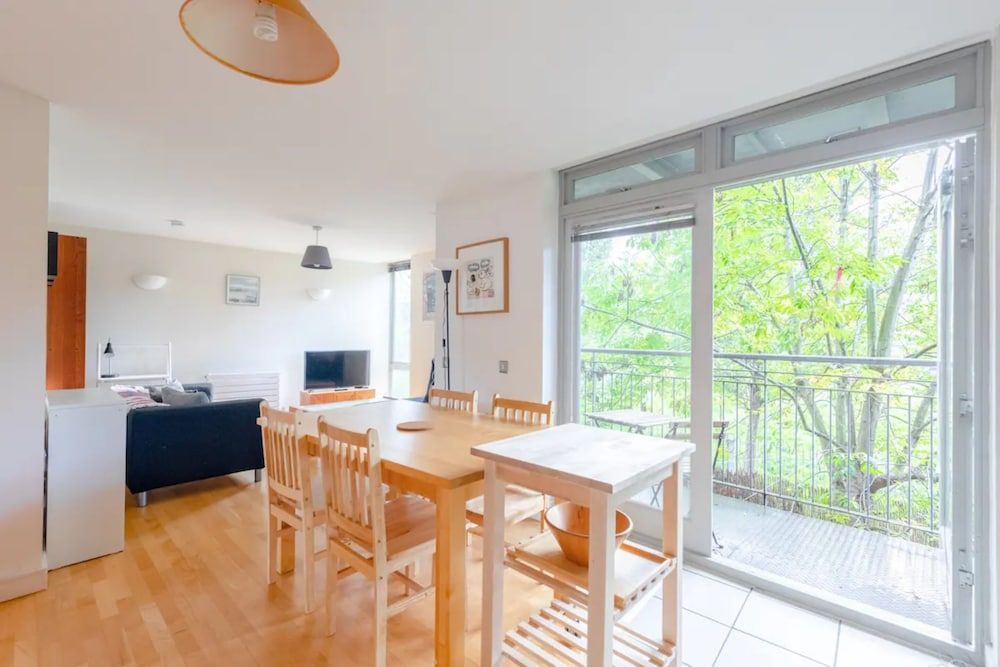 undefined Spacious 2 Bedroom Apartment Near White City 2