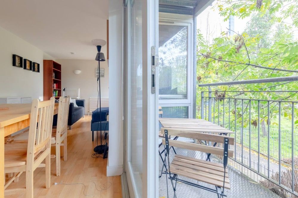 undefined Spacious 2 Bedroom Apartment Near White City 3