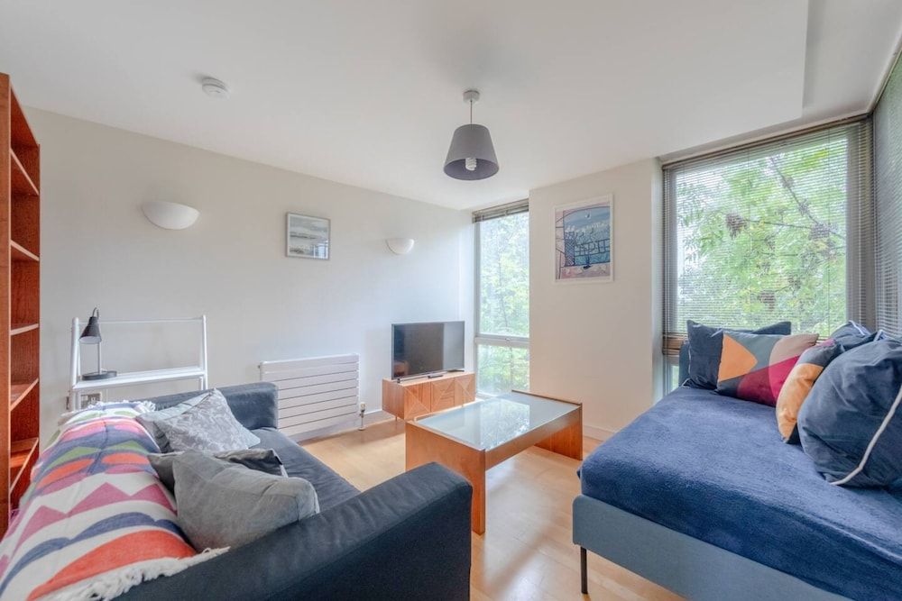 Spacious 2 Bedroom Apartment Near White City Basic Apartment, 2 Double Beds 18