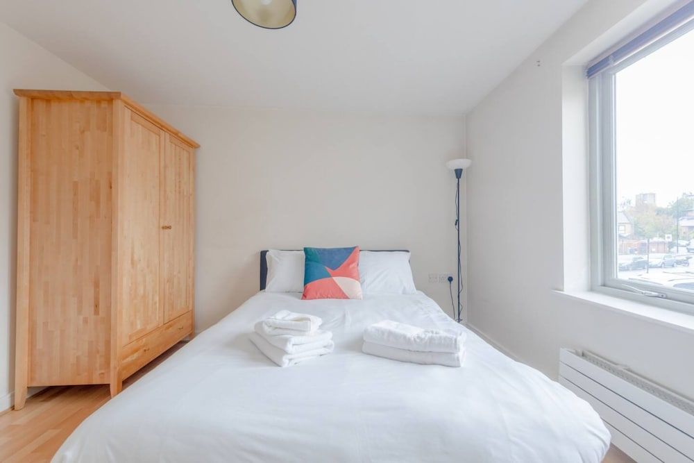 undefined Spacious 2 Bedroom Apartment Near White City 9