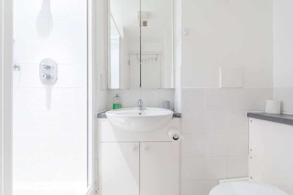 Spacious 2 Bedroom Apartment Near White City Basic Apartment, 2 Double Beds 19