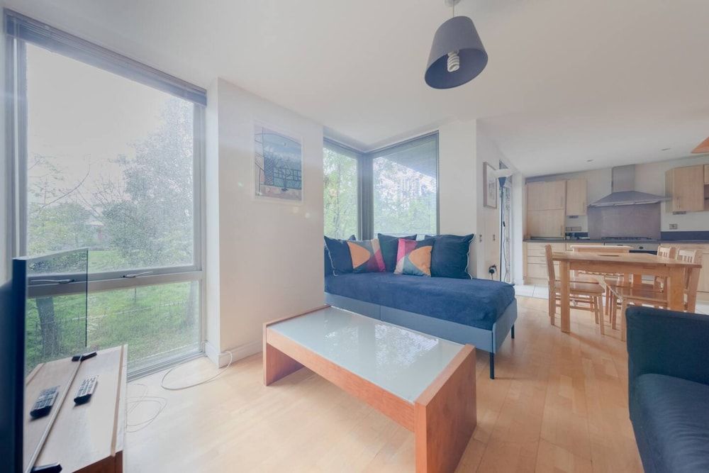 Spacious 2 Bedroom Apartment Near White City Basic Apartment, 2 Double Beds 26