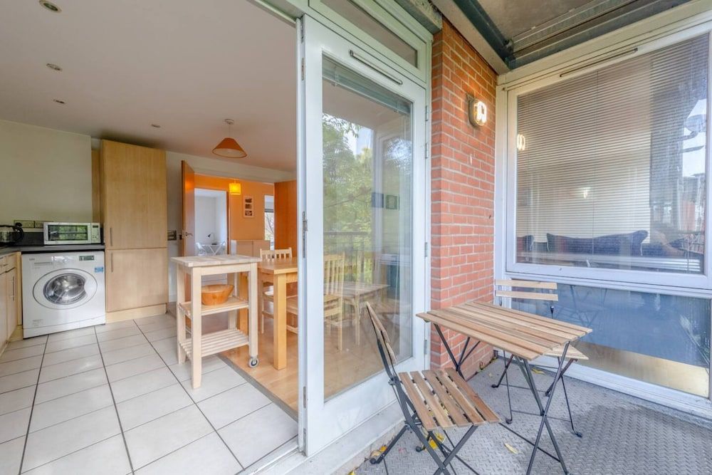 Spacious 2 Bedroom Apartment Near White City Basic Apartment, 2 Double Beds 28