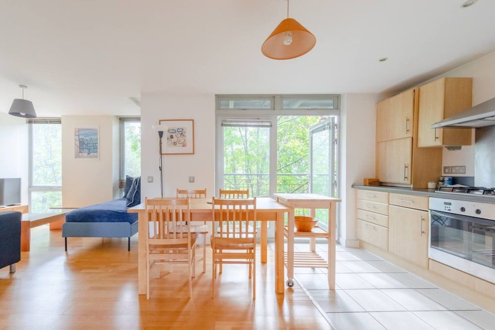 undefined Spacious 2 Bedroom Apartment Near White City 4