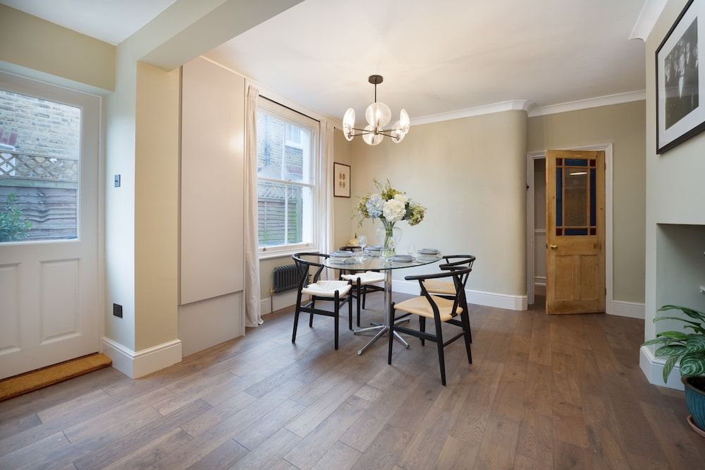 undefined Spacious two Bedroom Maisonette With Private Garden in Balham by Underthedoormat 10