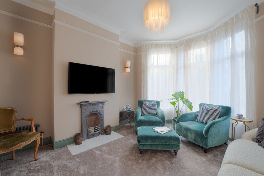 undefined Spacious two Bedroom Maisonette With Private Garden in Balham by Underthedoormat 9