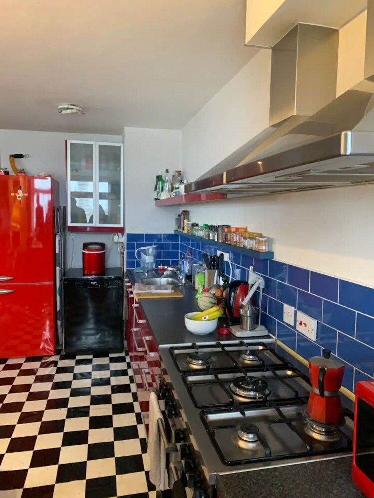 undefined Vibrant 2BD Flat With City Views - Shepherd's Bush 6