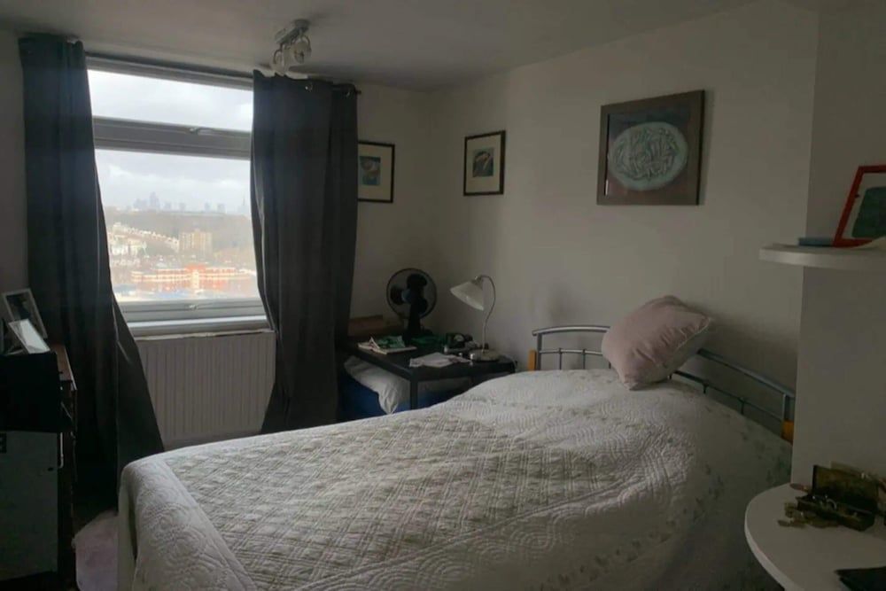 undefined Vibrant 2BD Flat With City Views - Shepherd's Bush 3