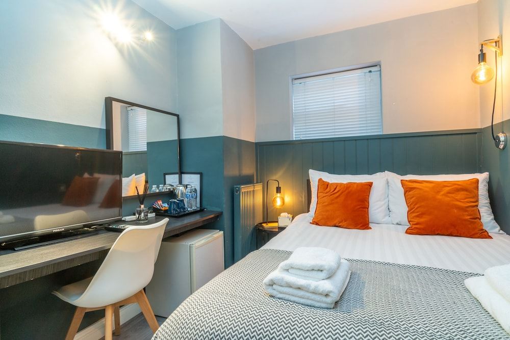 Croft Court Hotel Comfort Double Room, Ensuite (Small ) 2