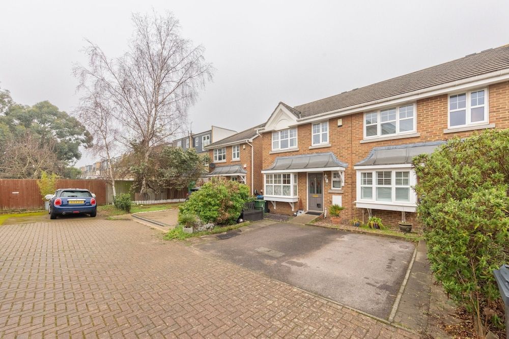 undefined Serene and Spacious 2 Bedroom House in South Wimbledon