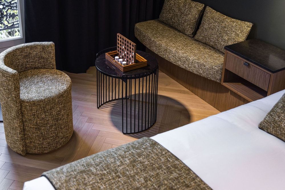 1.75 Paris La Source Deluxe Suite, Ensuite 11