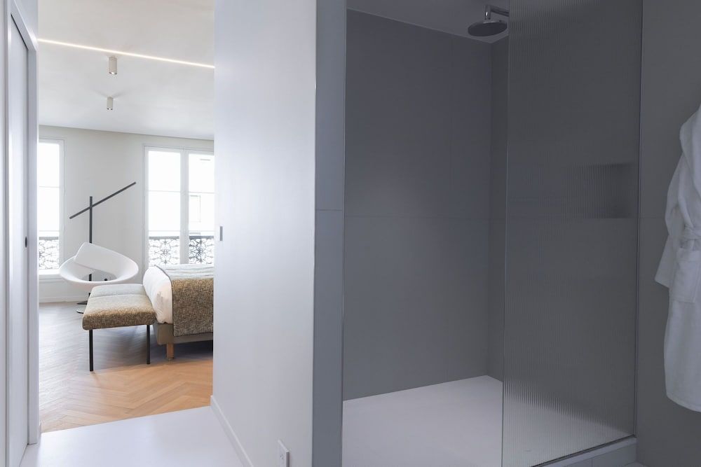 1.75 Paris La Source Deluxe Suite, Ensuite 15