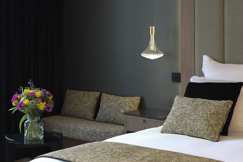 1.75 Paris La Source Deluxe Suite, Ensuite 5