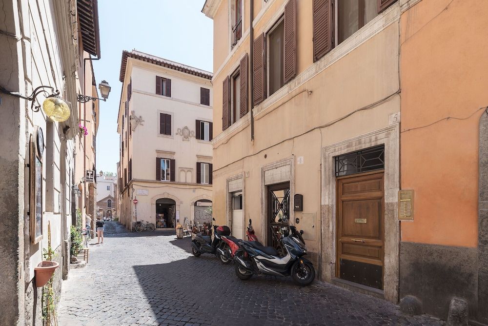 undefined Luxurious Apartment Heart of Trastevere 2