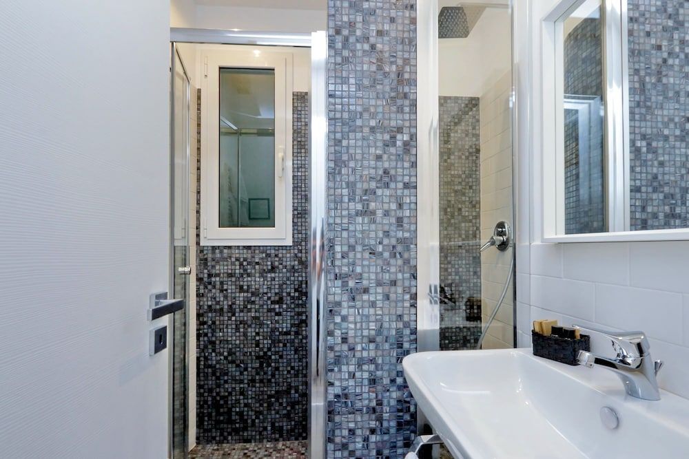 Victory Rooms Executive Double or Twin Room, Courtyard View 8