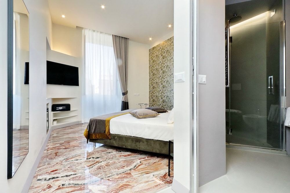 Opera 58 Deluxe Double Room 6