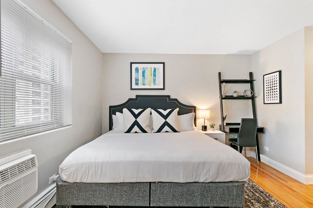 undefined Studio in the Heart of Lakeview 3