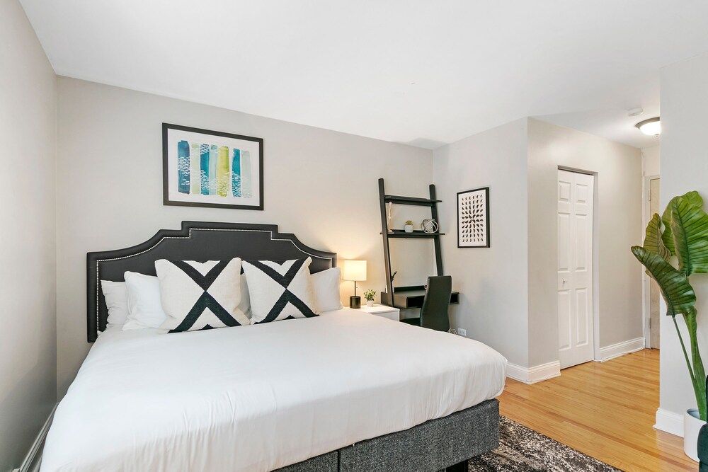 undefined Studio in the Heart of Lakeview 4