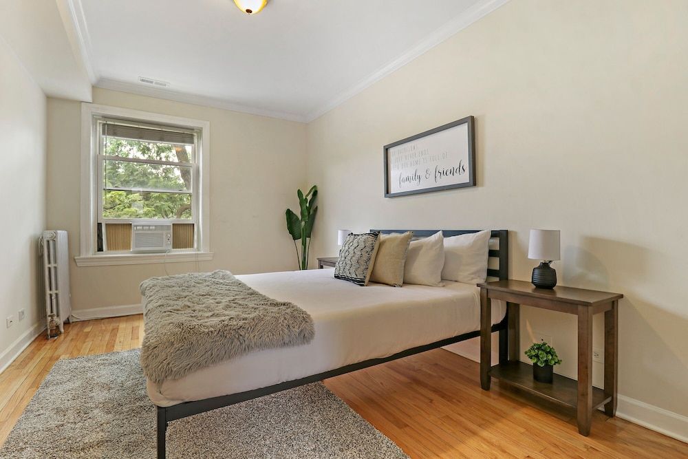 undefined Alluring 2BR Apt in Old Irving Park 5