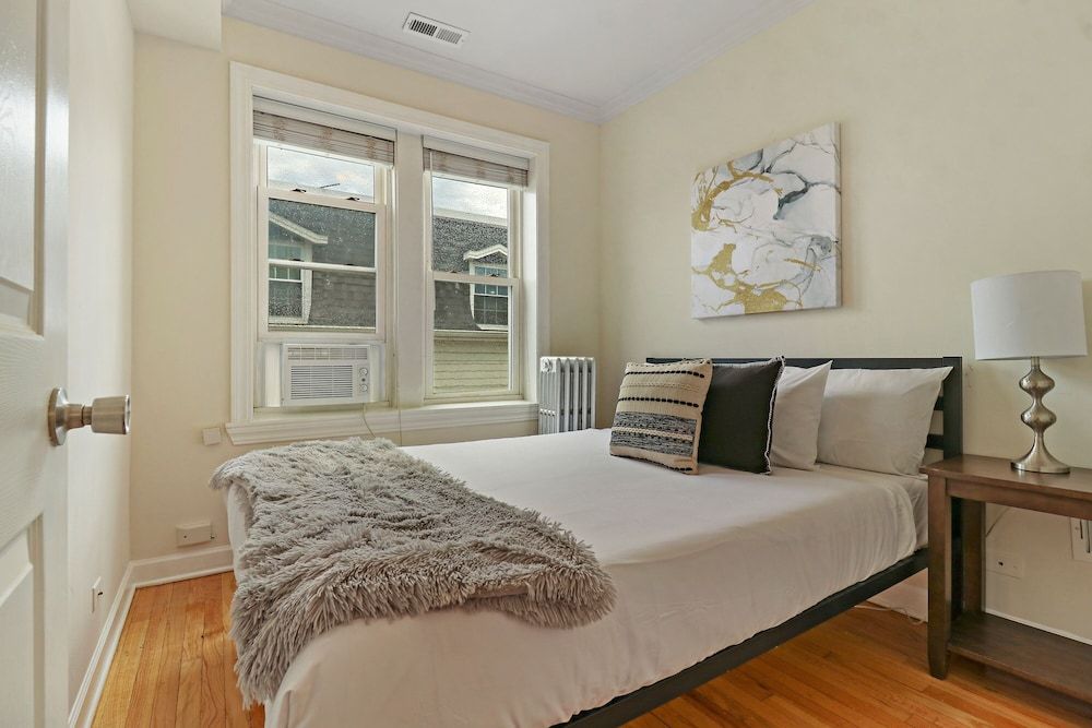 undefined Alluring 2BR Apt in Old Irving Park 7