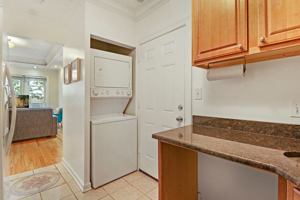 undefined Alluring 2BR Apt in Old Irving Park 8
