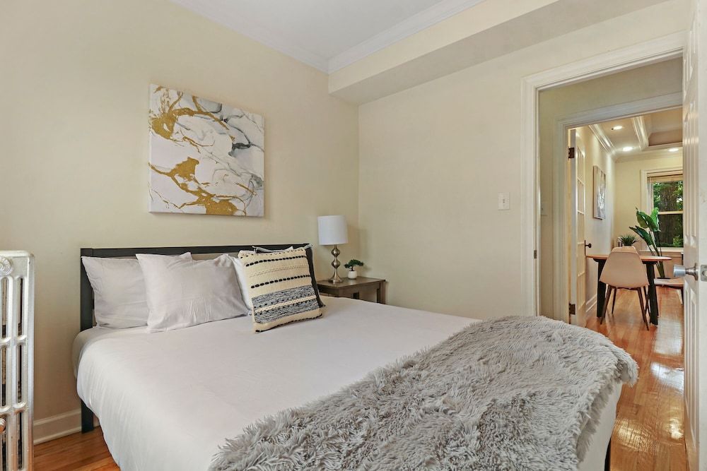 undefined Alluring 2BR Apt in Old Irving Park 10