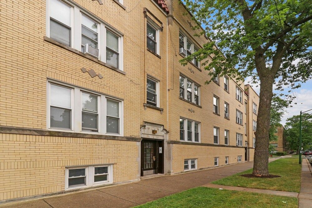 undefined Alluring 2BR Apt in Old Irving Park 2