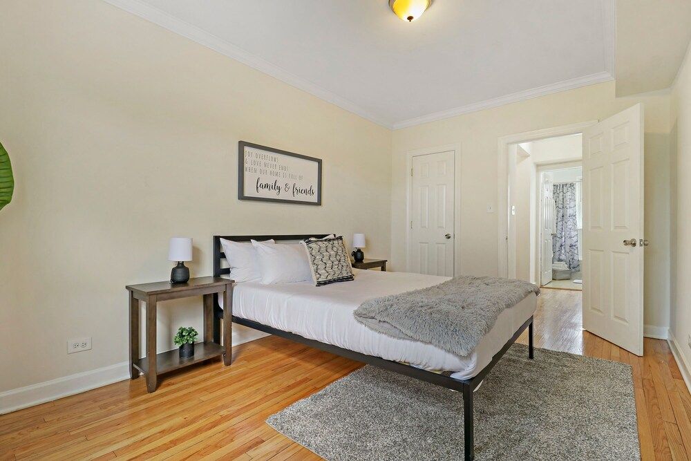 undefined Alluring 2BR Apt in Old Irving Park 9
