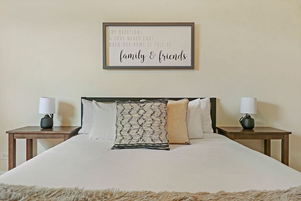 undefined Alluring 2BR Apt in Old Irving Park 6