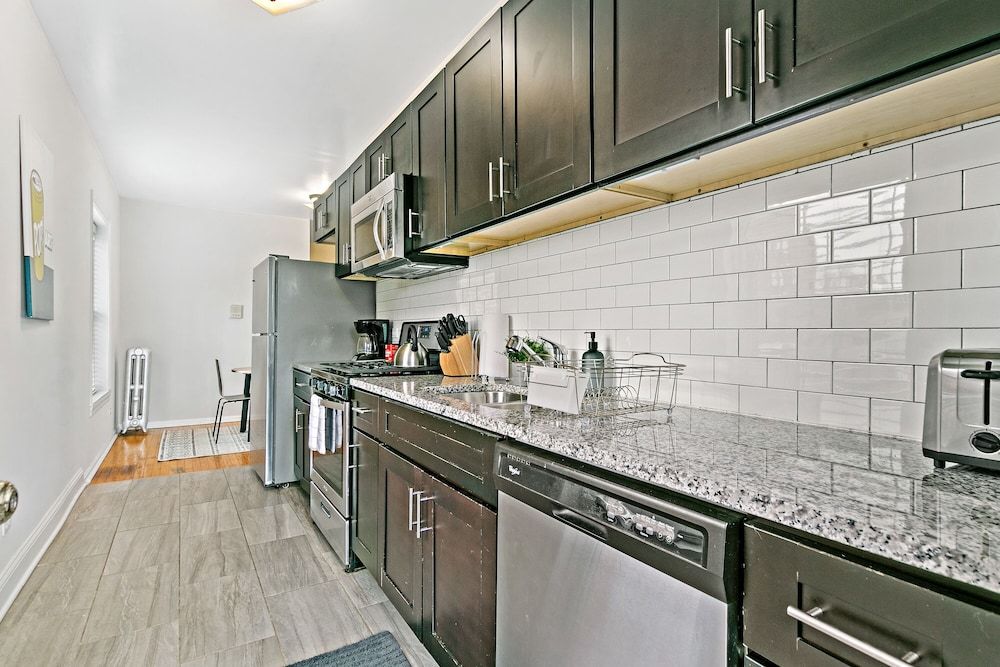 undefined 1BR Apt with King Bed in Rogers Park 8