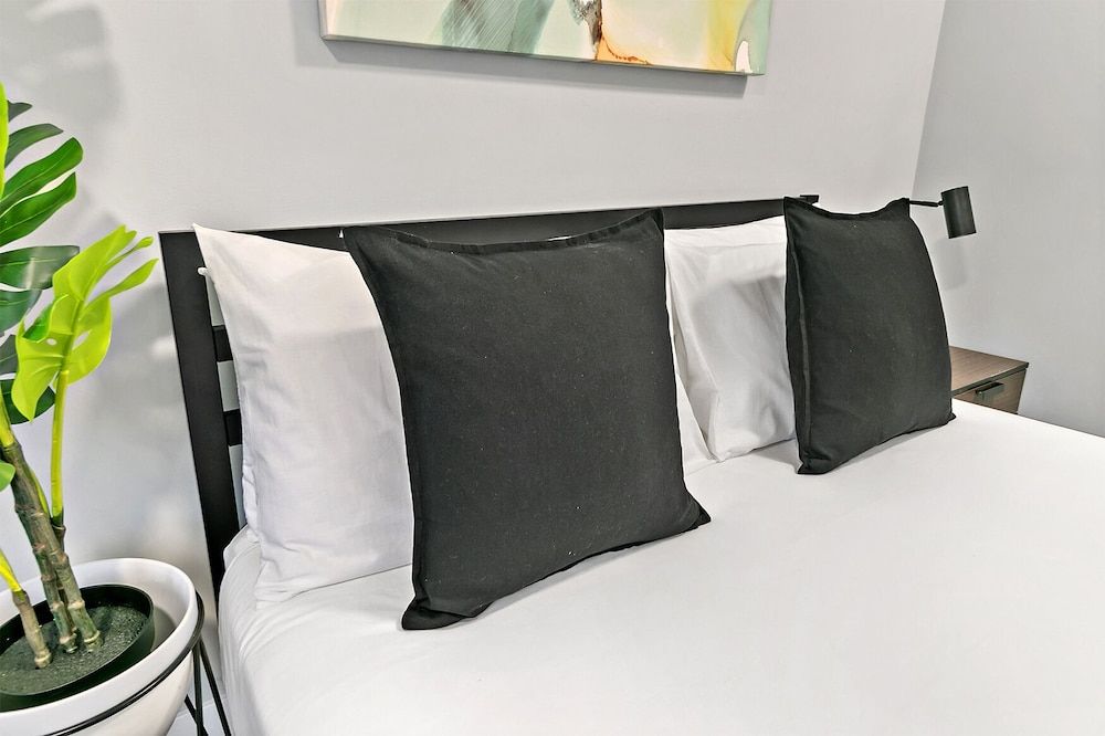 undefined 1BR Magnificent Apt in Belmont Chicago