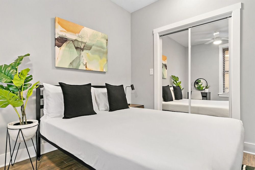 undefined 1BR Magnificent Apt in Belmont Chicago 2