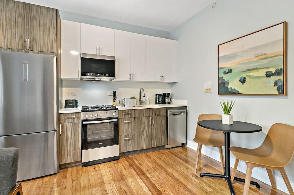 undefined 1BR Magnificent Apt in Belmont Chicago 6