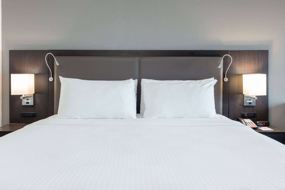 Suite, 1 King Bed, City View (Tub with Grab Bars)