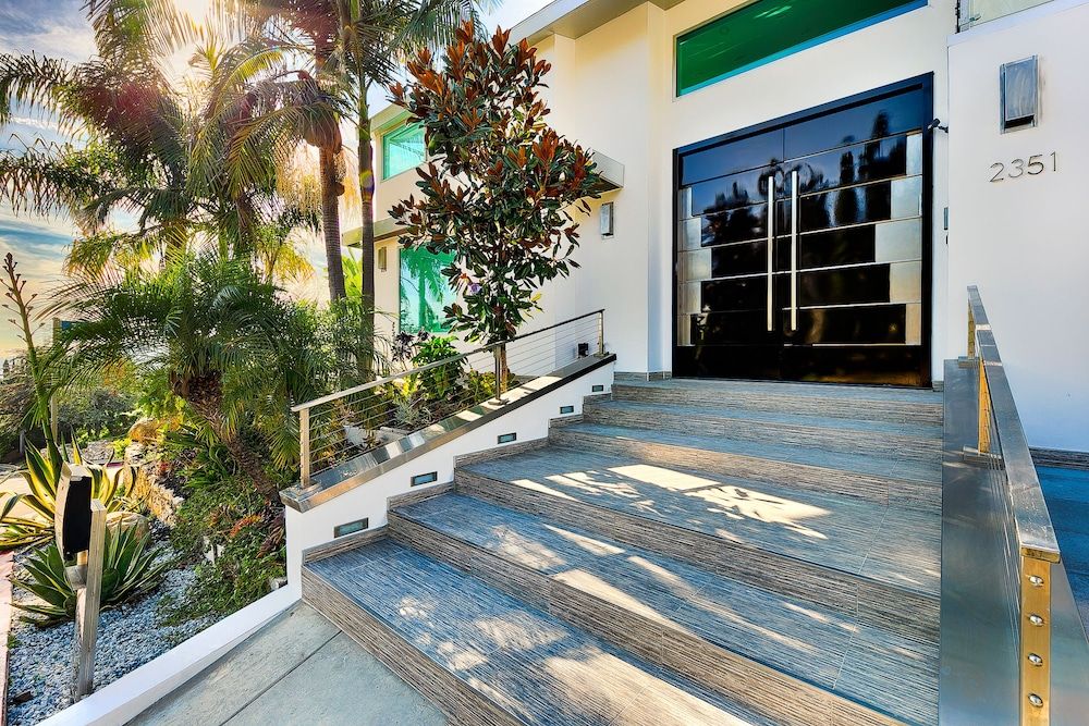 undefined Hollywood Estate with Stunning Views 3