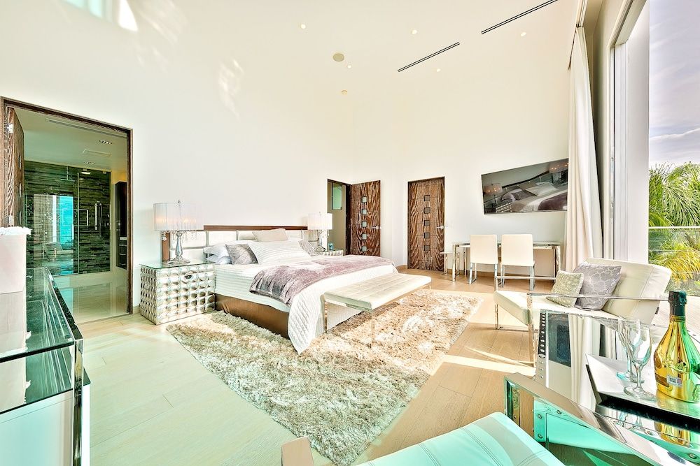 undefined Hollywood Estate with Stunning Views 10