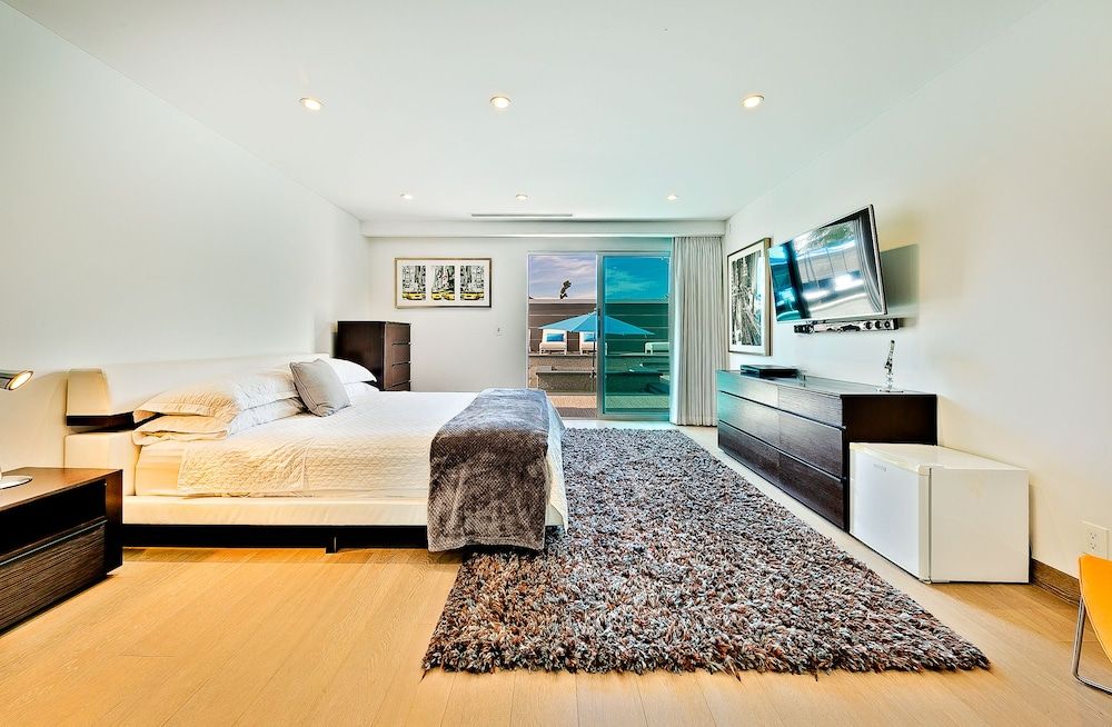 undefined Hollywood Estate with Stunning Views 9