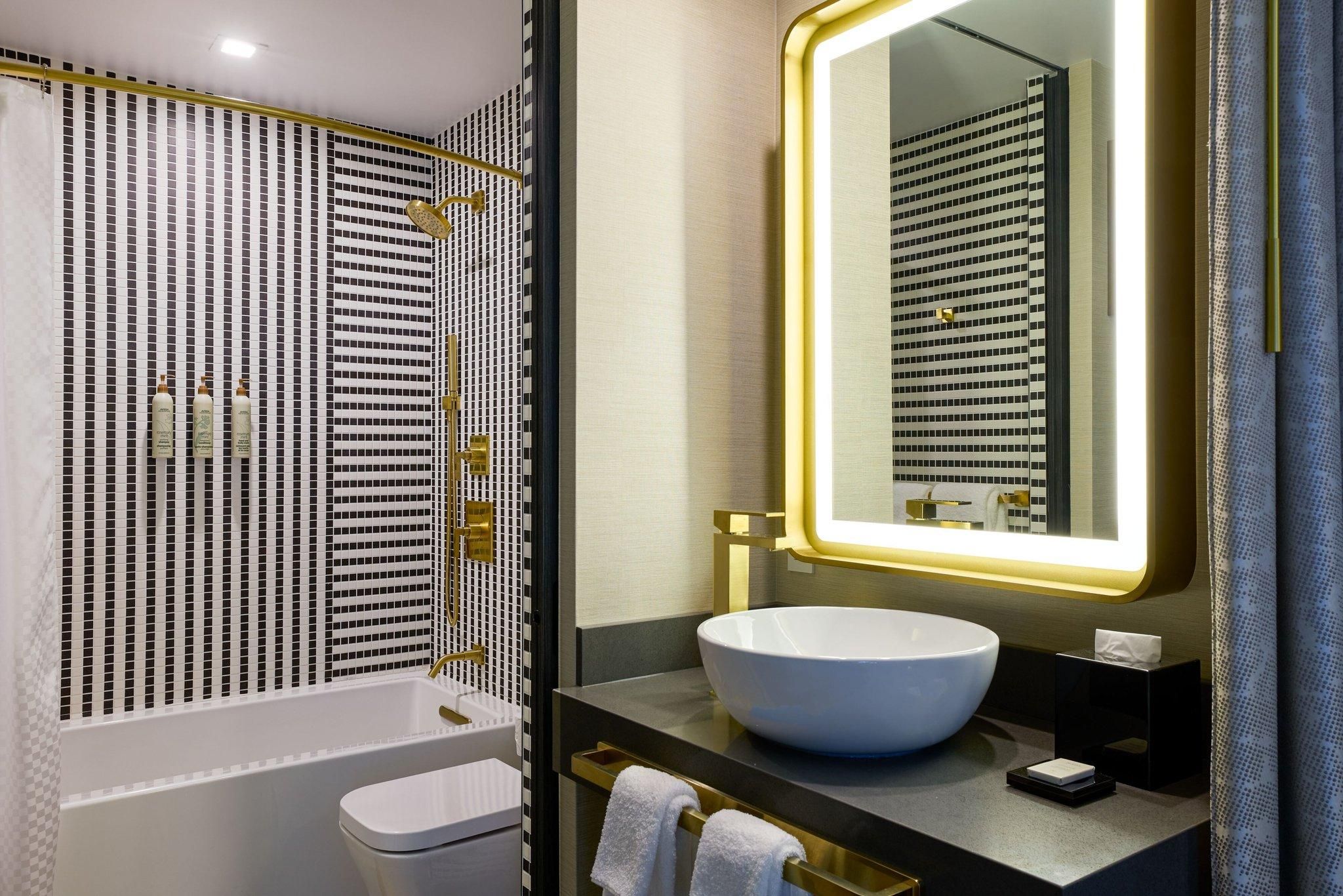 Guest room, 1 King, City view