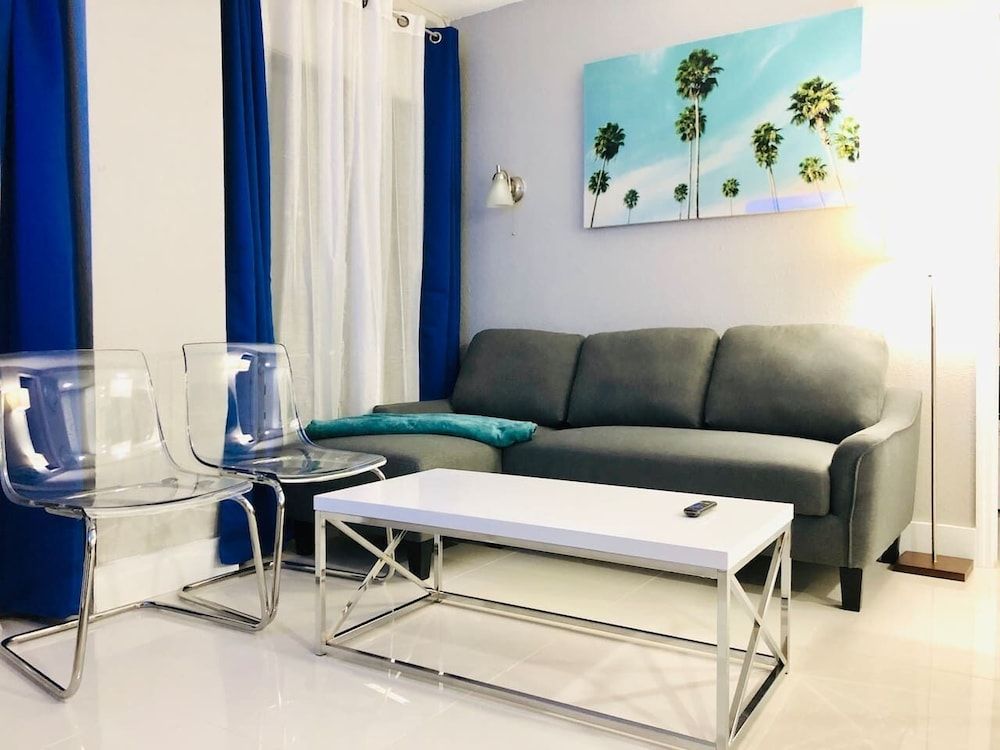 undefined Lake & Pool View 1 Mile From Universal 8